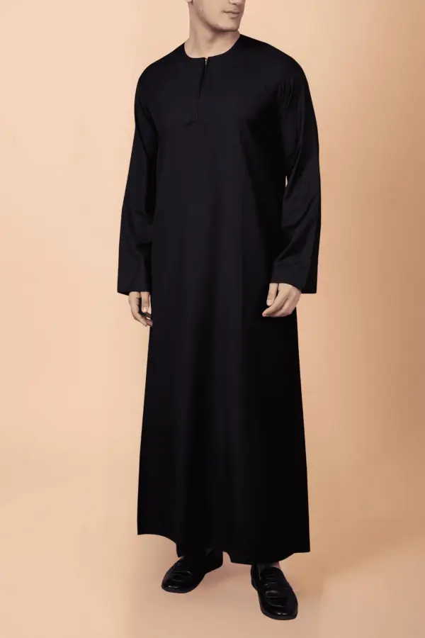 Midnight Black Minimal Zip-Neck Classic Thobe for Men - Image 3 - Ruby Online